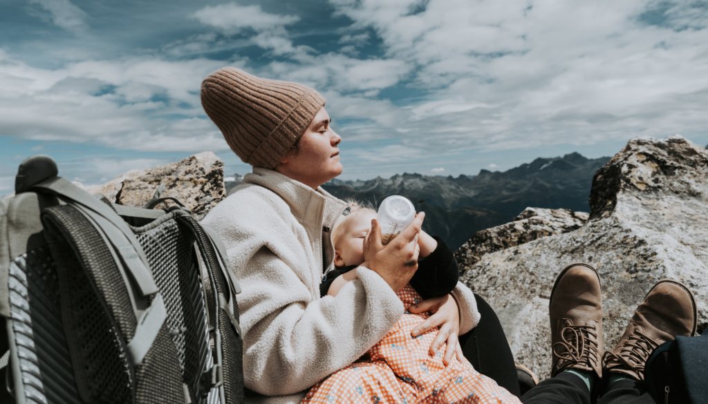 Angelika karmi Zoję na szczycie Bettmerhorn. Ten moment jest symbolem połączenia roli matki z realizacją własnych marzeń i pasji, pokazując, że możliwe jest życie pełne przygód i miłości.