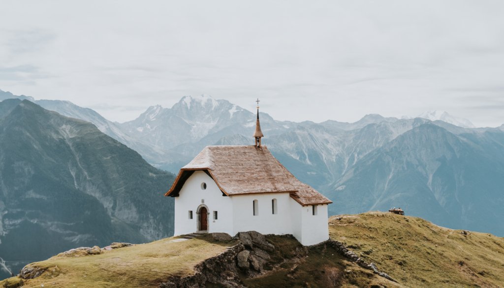 Urokliwy kościół w Bettmeralp, położony w sercu szwajcarskich Alp. Jego tradycyjna architektura w połączeniu z oszałamiającym tłem górskim tworzy obraz, który jest kwintesencją alpejskiego piękna i spokoju.