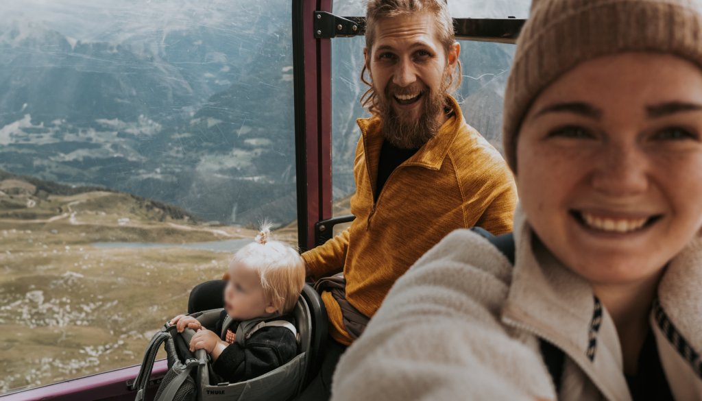 Wojtek, Angelika i Zoja w kolejce linowej, pełni uśmiechu i radości, w drodze do Bettmeralp.